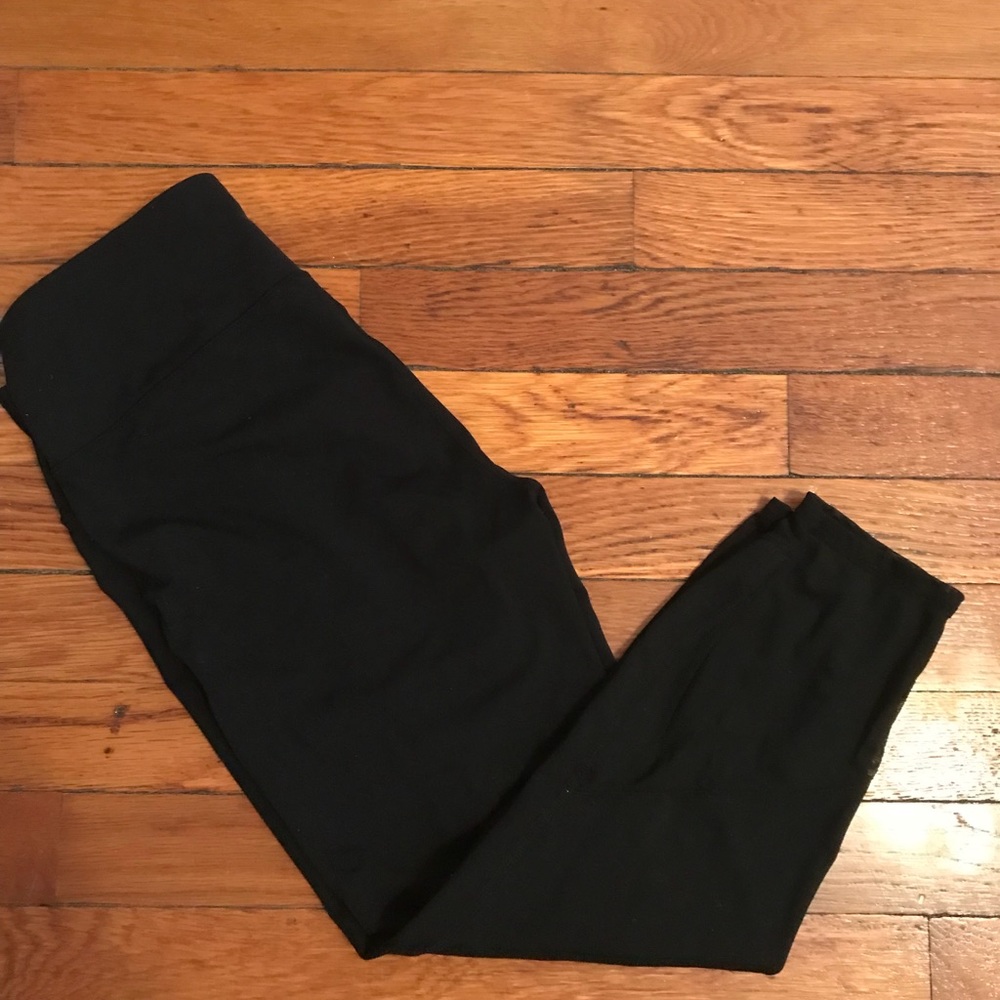 Gap Fit Black capri leggings with mesh panels